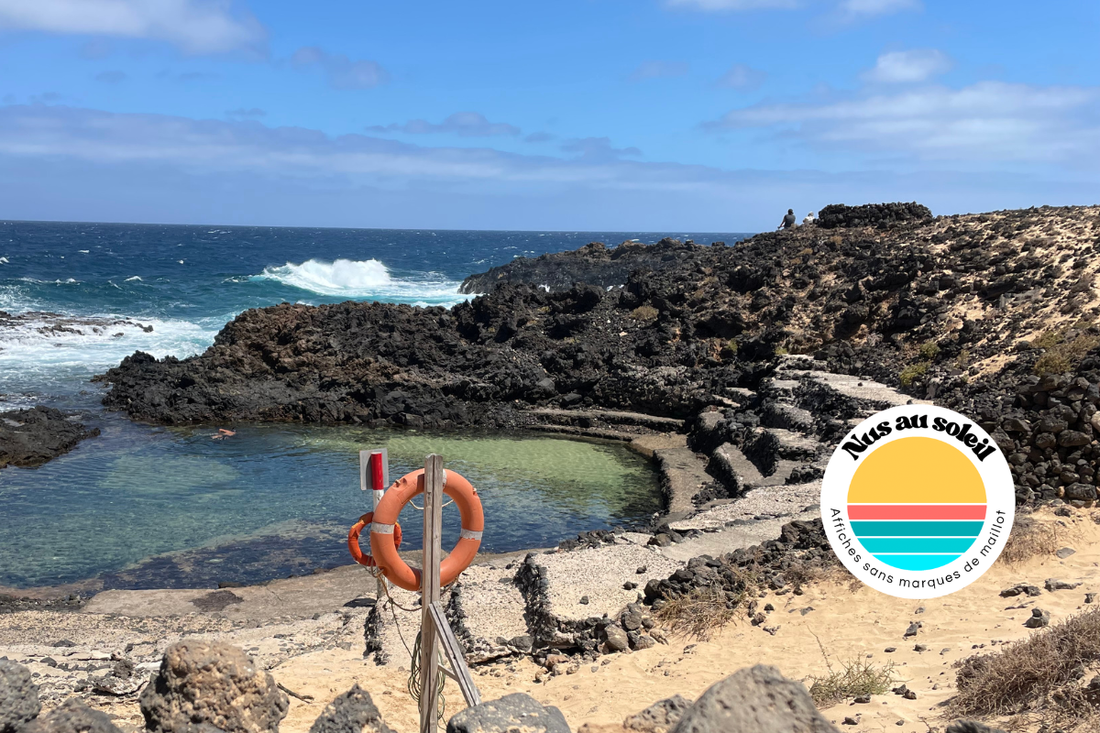 Vue panoramique de la côte volcanique et des maisons blanches de Charco del Palo à Lanzarote