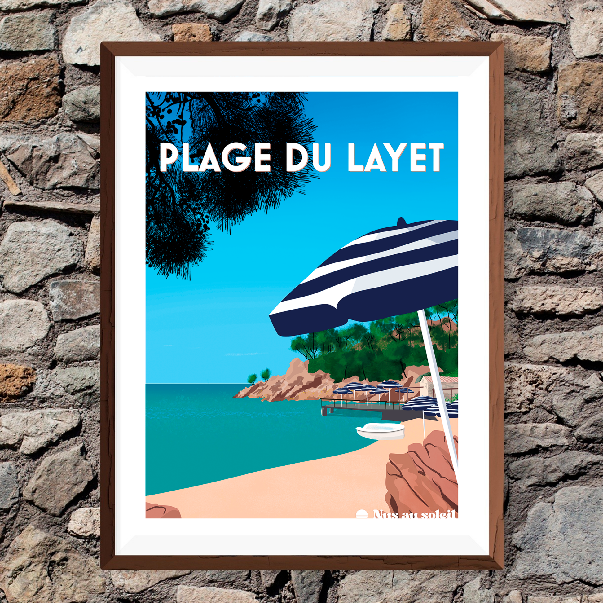 Affiche encadrée de la Plage du Layet suspendue dans un salon moderne au style méditerranéen