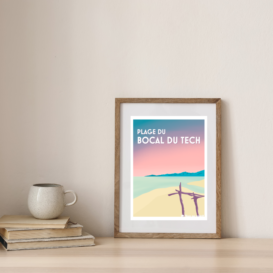 Affiche illustrée de la plage naturiste du Bocal du Tech, vue sur le sable, la mer et les montagnes, design signé Nus au Soleil.