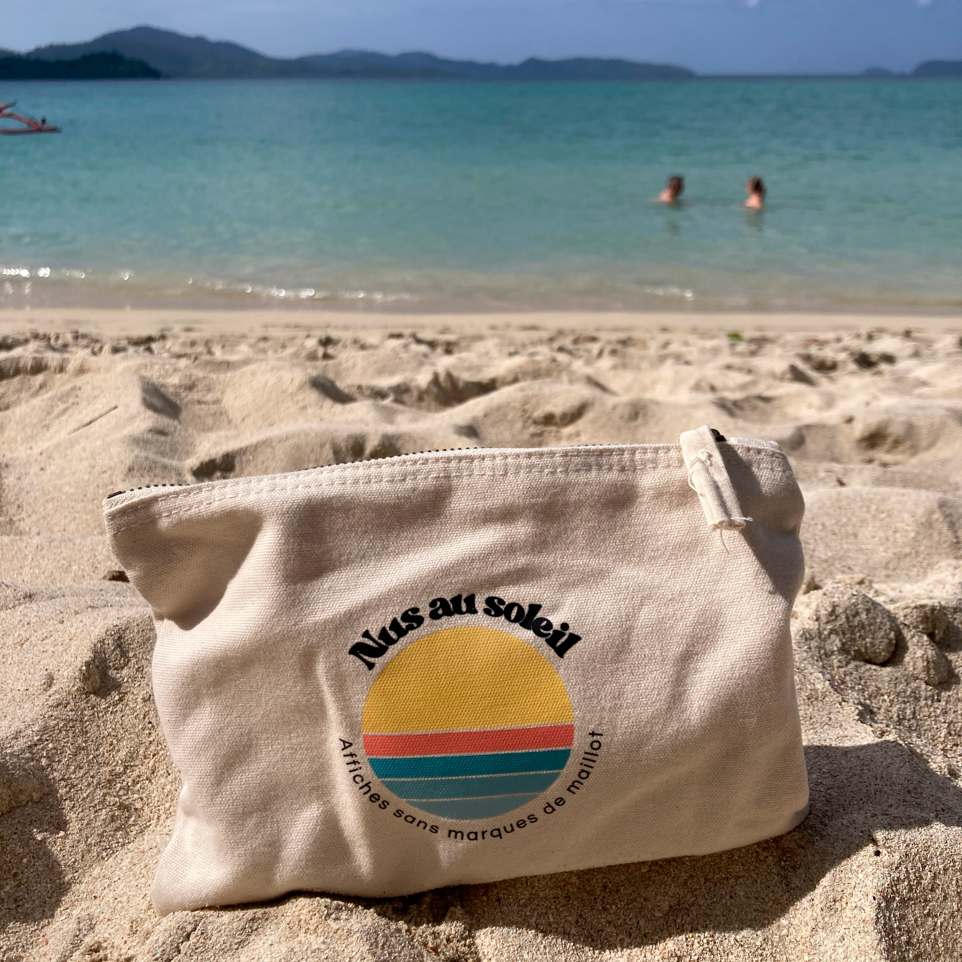 idée cadeau pochette de plage pour ranger ses affaires. Nus au soleil