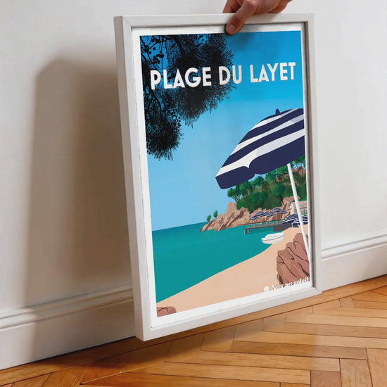 écouvrez l'affiche de la Plage du Layet sous tous les angles : couleurs vibrantes, papier haut de gamme et détails de l'illustration méditerranéenne.