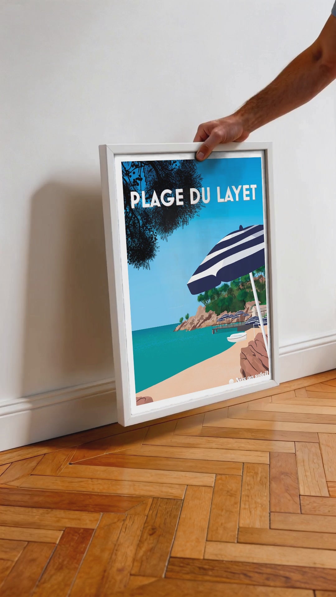 écouvrez l'affiche de la Plage du Layet sous tous les angles : couleurs vibrantes, papier haut de gamme et détails de l'illustration méditerranéenne.