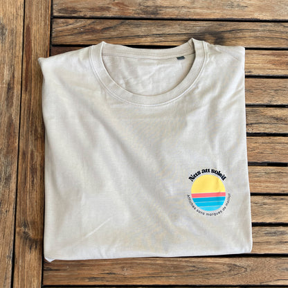 T-shirt Nus au soleil porté en pleine nature – esprit naturiste et estival